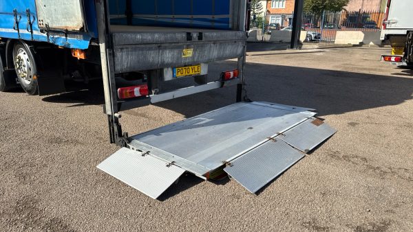 Mercedes-Benz Actros 2532 Curtainside with Taillift - Image 18