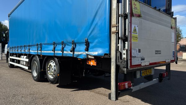 Mercedes-Benz Actros 2532 Curtainside with Taillift - Image 22