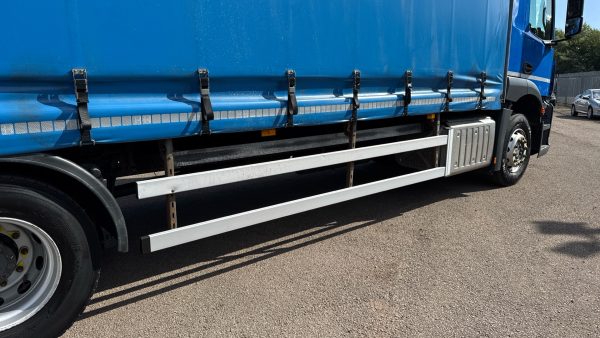 Mercedes-Benz Actros 2532 Curtainside with Taillift - Image 24