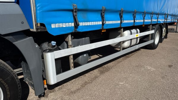 Mercedes-Benz Actros 2532 Curtainside with Taillift - Image 27