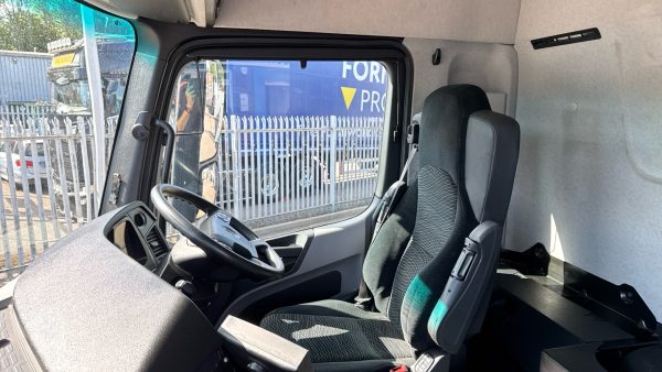 Mercedes-Benz Actros 2532 Curtainside with Taillift - Image 32
