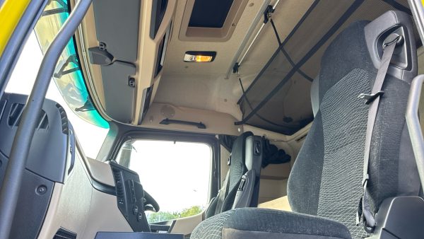 Mercedes-Benz Actros 1827L 170 Stream Curtainside with Taillift - Image 9