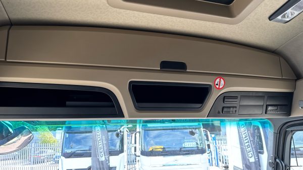 Mercedes-Benz Actros 1827L 170 Stream Curtainside with Taillift - Image 31