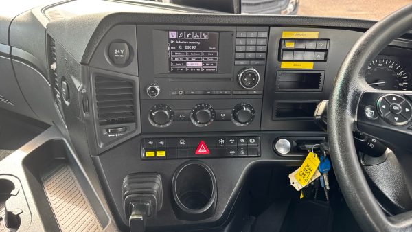 Mercedes-Benz Arocs 3240 Tipper - Image 11