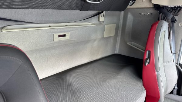 Volvo FH GF500 Twin Bunks - Image 19