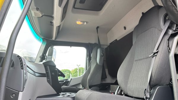 Mercedes-Benz Antos 1824 Curtainside - Image 9