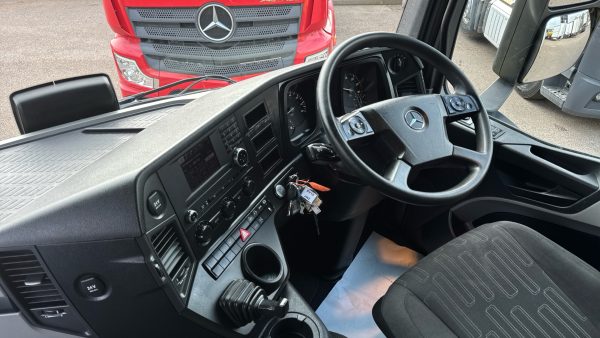 Mercedes-Benz Antos 1824 Curtainside - Image 10