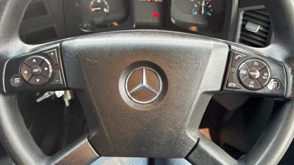 Mercedes-Benz Antos 1824 Curtainside - Image 23