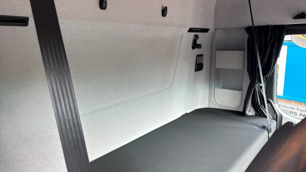 Mercedes-Benz Antos 1824 Curtainside - Image 28